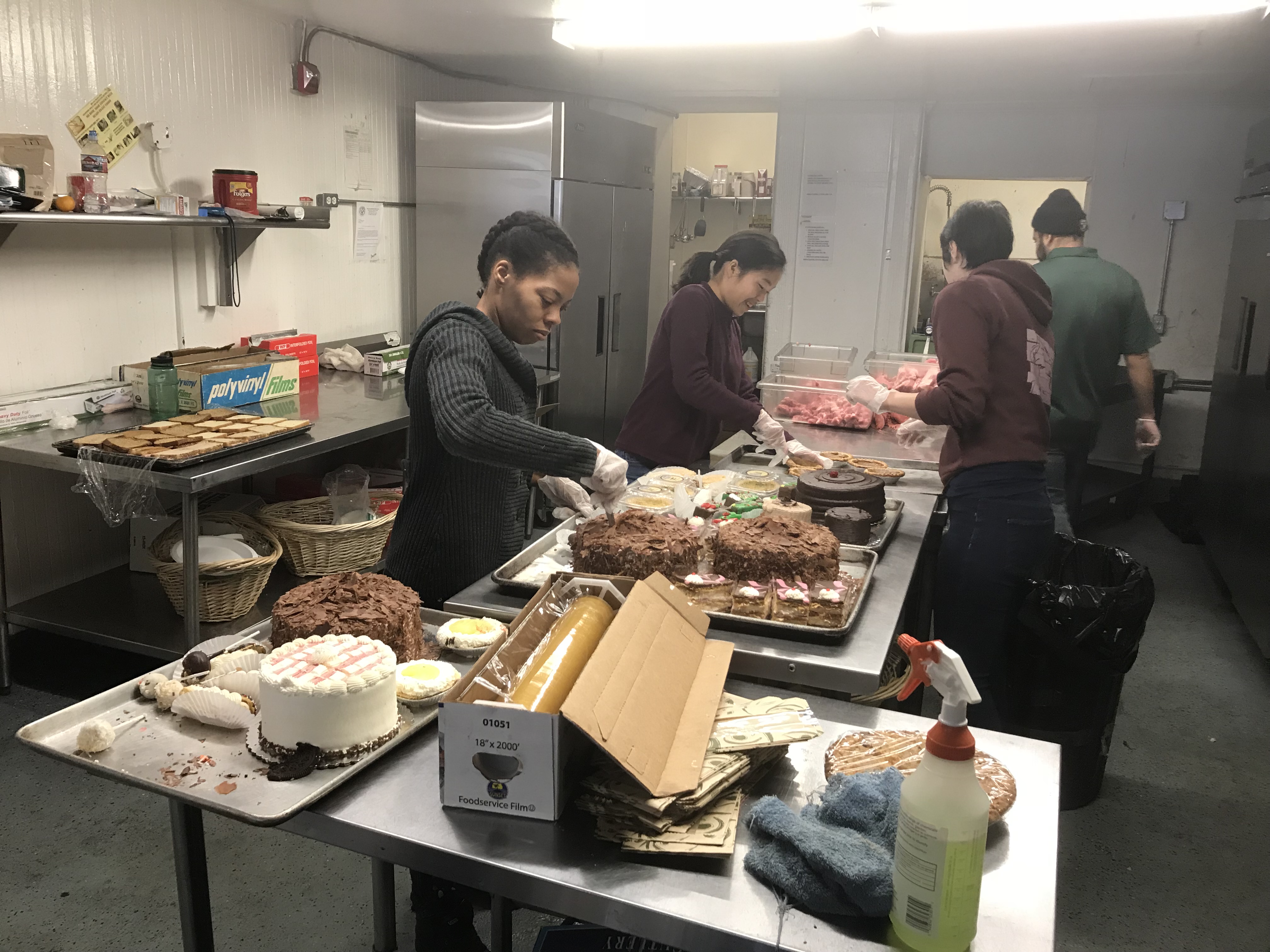 Five members of Phi Theta Kappa preparing dinner service for CityTeam Oakland